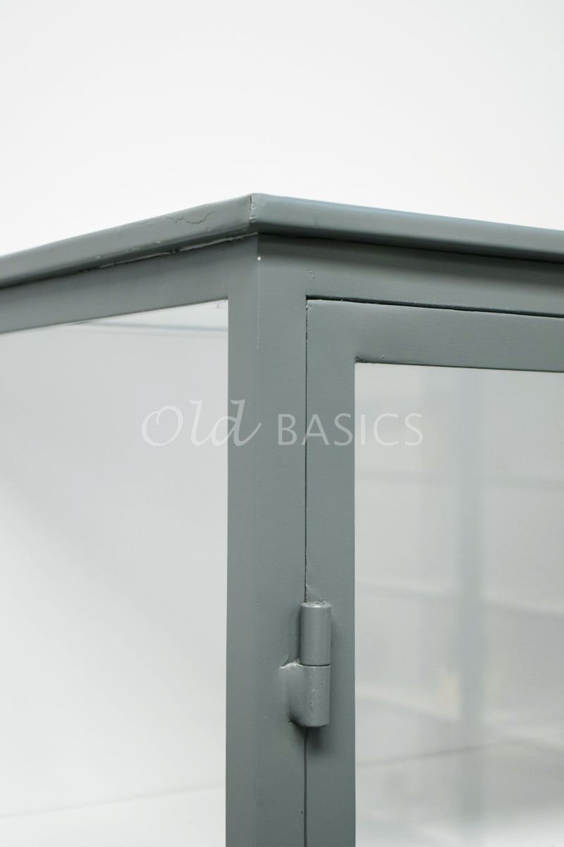 Detail van Apothekerskast Ilya Grand Lindegroen, groen, grijs, materiaal staal